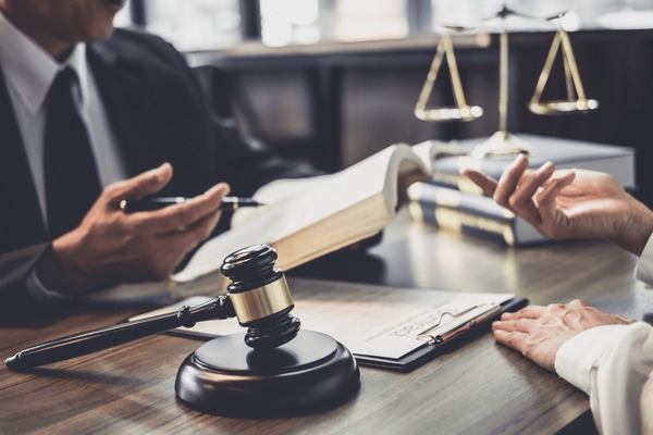 Read more about the article Navigating the Legal Landscape: Understanding the Role of an Attorney